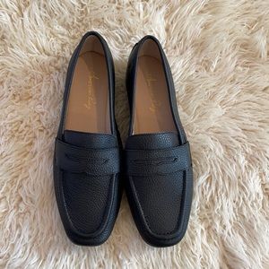 New black flats. Never worn. Size 6